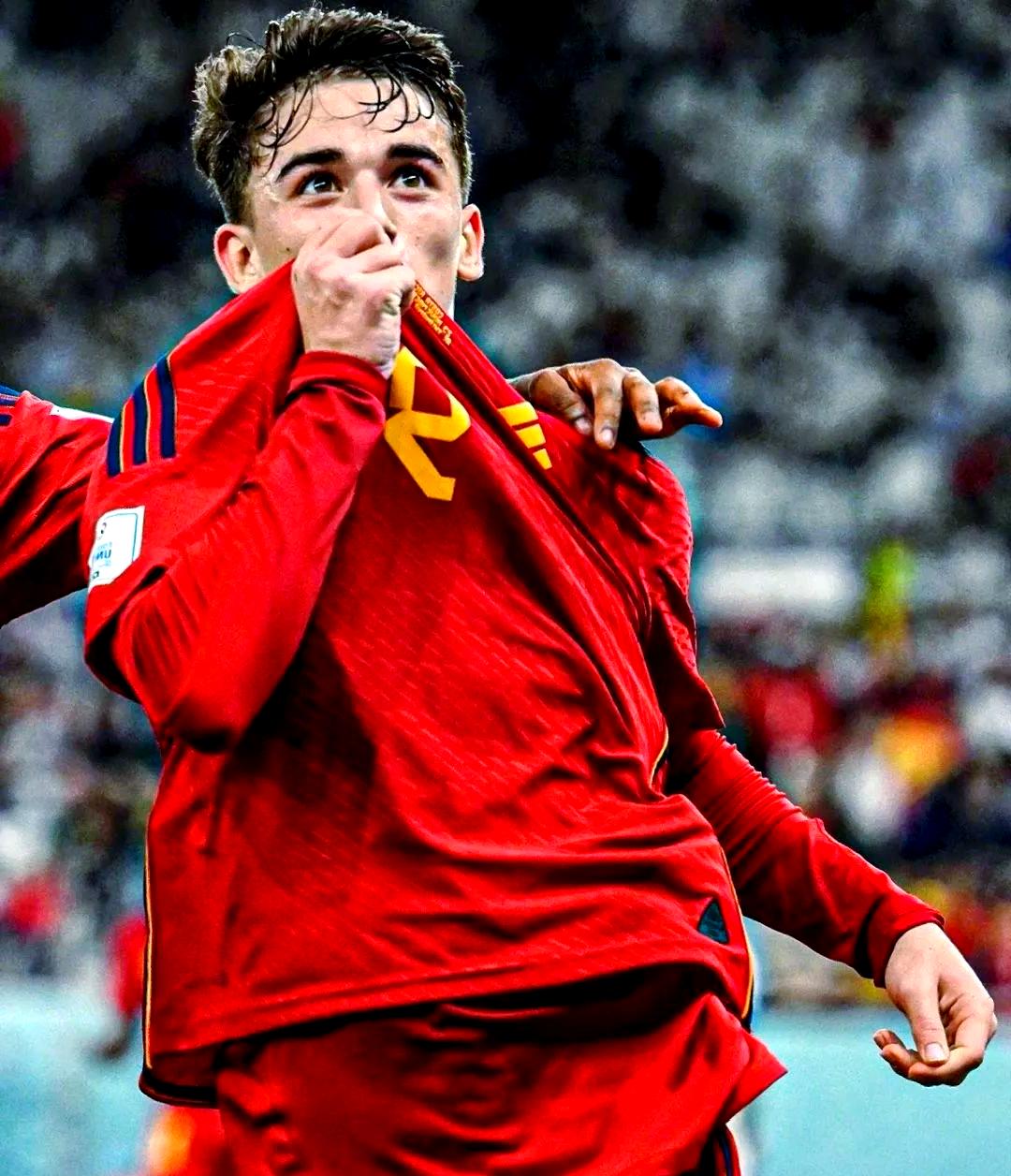  c罗进球西班牙队长跟着庆祝 